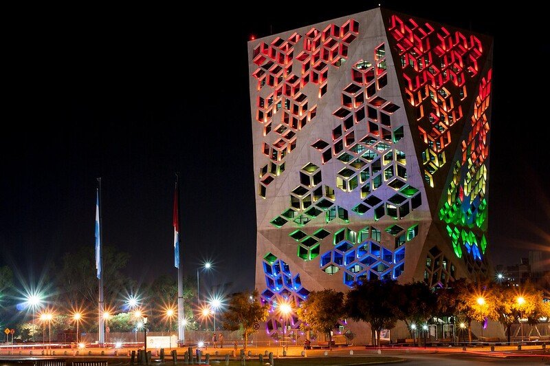 Córdoba, Centro Cívico iluminam-se com as cores do arco-íris